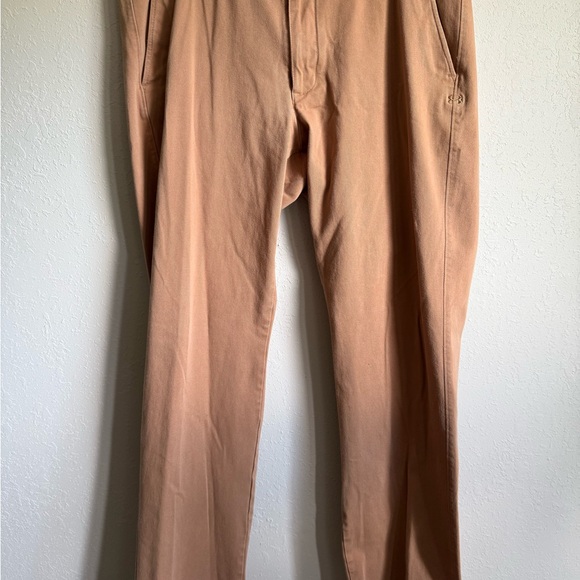 Men’s 34/32 Khaki Under Armour Casual Loose Fit Flat Front Pants - Picture 1 of 7